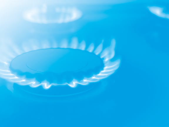 Ein abstraktes Bild von leuchtenden weißen Gasflammen auf einem blaufarbenen Hintergrund