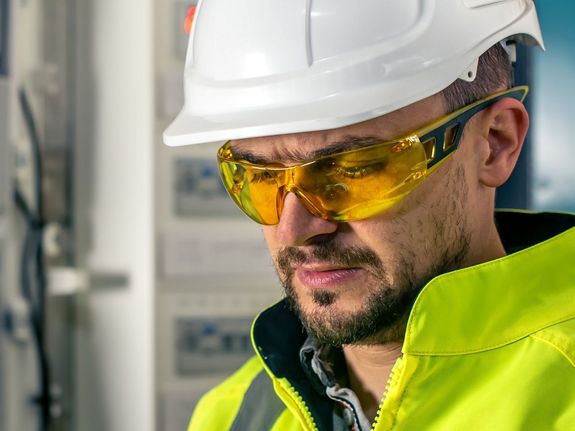 Ingenieur bei der Durchführung von Netzmessungen. Ihre Netze in Stralsund und Barth.