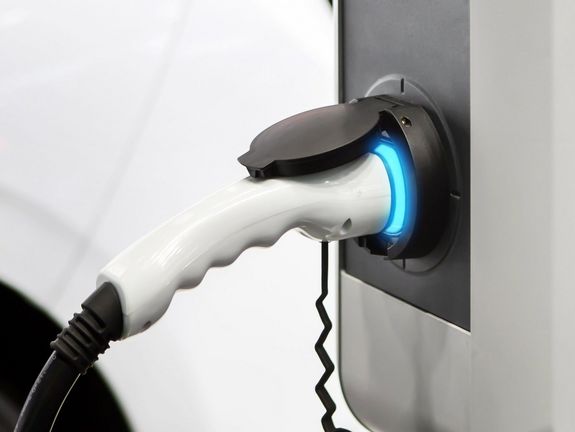 Weißes Auto und Wallbox. Ihre Wallbox in Stralsund in unserem Stromnetz, SWS Netze.