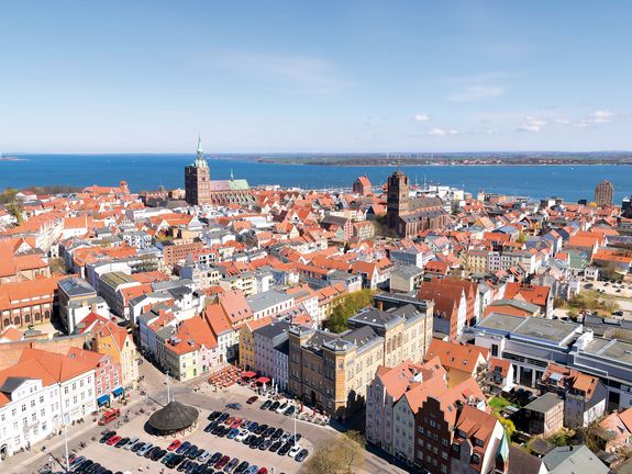 Das Bild zeigt die Hansestadt Stralsund an einem sonnigen Tag aus der Vogelperspektive.