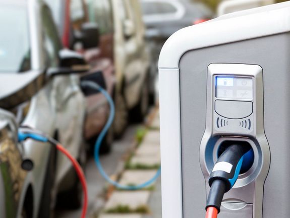 Autos und Ladestation. Verträge für Ladepunktbetreiber. SWS Netze.