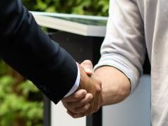 Männer geben sich die Hand. Abschluss eines Vertrags. Netz-Anschluss-Vertrag, SWS Netze.