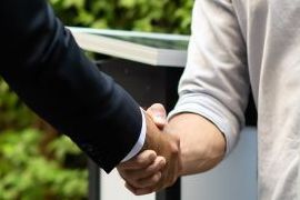 Männer geben sich die Hand. Abschluss eines Vertrags. Netz-Anschluss-Vertrag, SWS Netze.