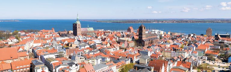 Foto von den Dächern der Stadt Stralsund mit Blick auf Rügen. SWS Netze.