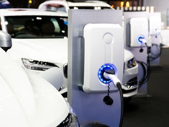 Weiße Autos und Wallboxen. Ihre Wallbox in Stralsund in unserem Stromnetz. SWS Netze.