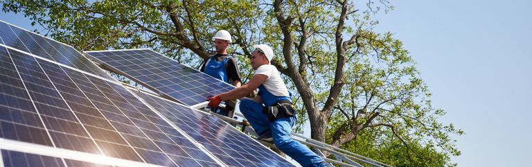 Installation einer Solaranlage. Strom einspeisen in unser Netz in Stralsund und Barth.