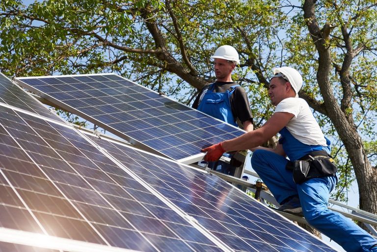 Installation einer Solaranlage. Strom einspeisen in unser Netz in Stralsund und Barth.