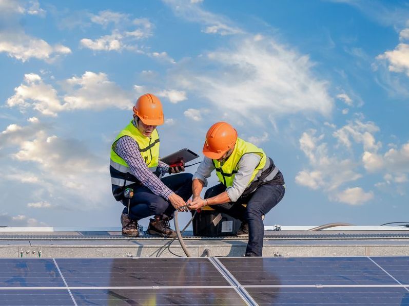 Montage einer Solaranlage, SWS Netze.