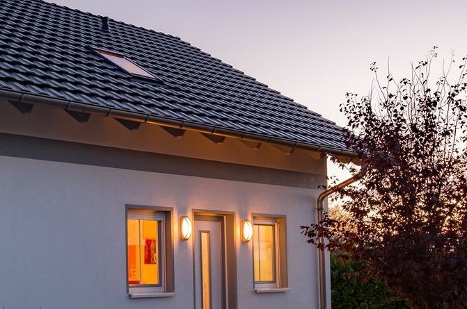 Modernes Haus im Sonnenuntergang. SWS Netze.