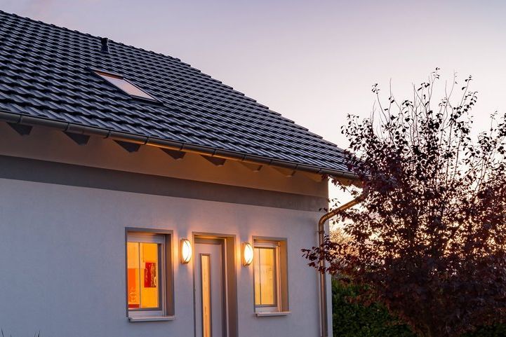 Modernes Haus im Sonnenuntergang. SWS Netze.