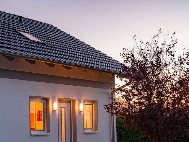 Modernes Haus im Sonnenuntergang. SWS Netze.