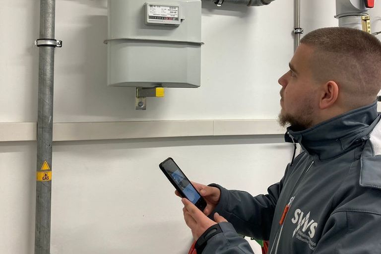 Mitarbeiter der SWS Netze führt Messungen durch. Zuverlässiger und sicherer Messstellenbetreiber. 