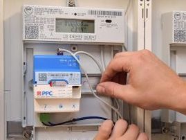 Ein Mann installiert ein intelligentes Messsystem. SWS Netze.