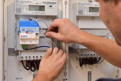 Ein Mann installiert ein intelligentes Messsystem. SWS Netze.