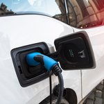 Elektroauto beim Aufladen. Lieferanten und Unterlagen. SWS Netze.