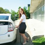 Frau beim Aufladen ihres Elektroautos. Unterlagen für Netzkunden. SWS Netze.