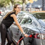 Frau beim Laden ihres Elektroautos. Ladepunktbetreiber. SWS Netze.
