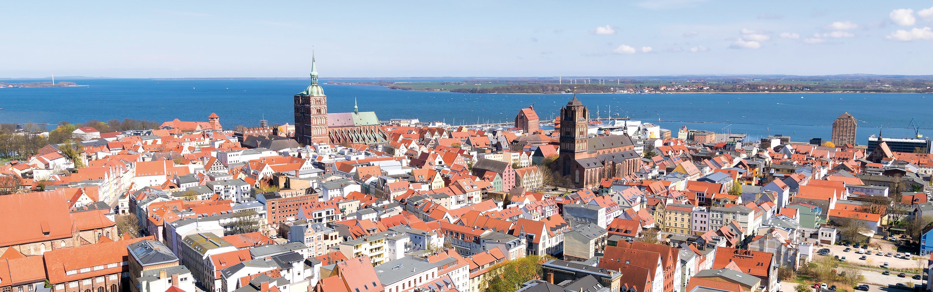 Foto von den Dächern der Stadt Stralsund mit Blick auf Rügen. SWS Netze.